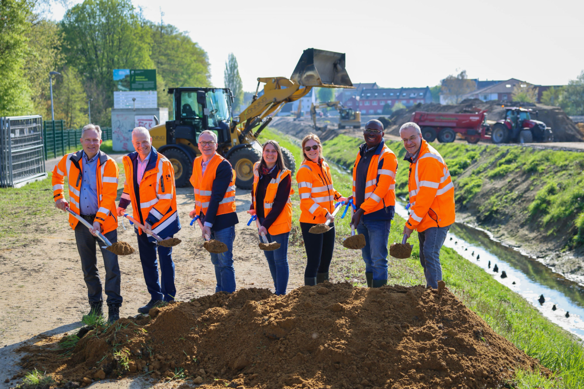 Gemeinschaftswerk: Den Spatenstich für das Blaue Klassenzimmer am Dattelner Mühlenbach beging der Lippeverband am Mittwoch (15.4.) mit der Stadt Datteln. Von links nach rechts: Roland Franz (Lippeverband), Prof. Dr. Frank Obenaus (Technischer Vorstand Lippeverband), Dattelns Bürgermeister André Dora, Christina Nitz (Stadt Datteln), Ina Herden (Lippeverband), Toyin Rasheed (Lippeverband), Holger Gutt (Lippeverband).©  Rupert Oberhäuser/EGLV