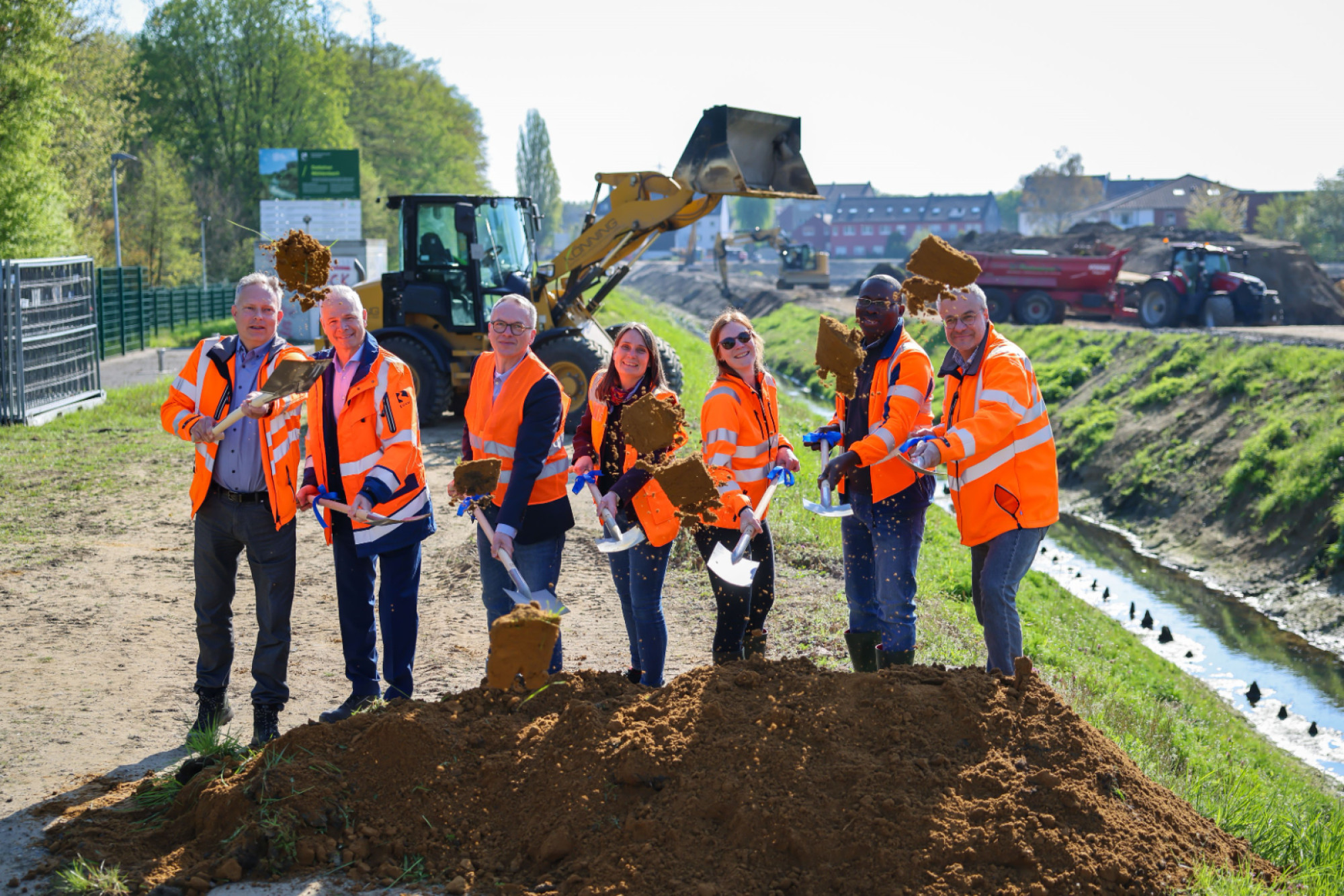 Gemeinschaftswerk: Den Spatenstich für das Blaue Klassenzimmer am Dattelner Mühlenbach beging der Lippeverband am Mittwoch (15.4.) mit der Stadt Datteln. Von links nach rechts: Roland Franz (Lippeverband), Prof. Dr. Frank Obenaus (Technischer Vorstand Lippeverband), Dattelns Bürgermeister André Dora, Christina Nitz (Stadt Datteln), Ina Herden (Lippeverband), Toyin Rasheed (Lippeverband), Holger Gutt (Lippeverband).©  Rupert Oberhäuser/EGLV