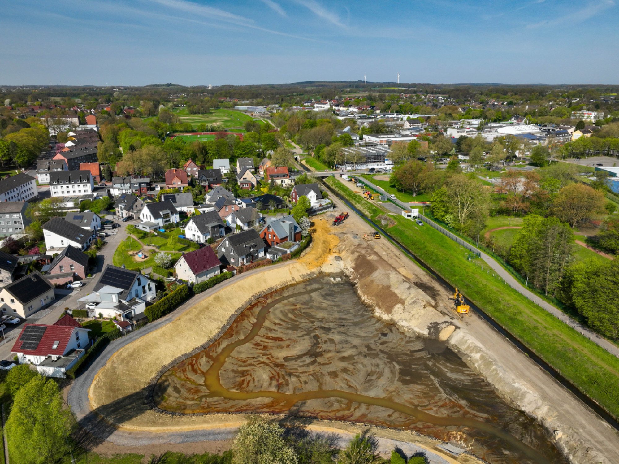 Bestens zu erkennen ist aus der Luftperspektive die Aufweitung des Dattelner Mühlenbachs im Bereich Hagemer Binsenweide. Hier modelliert der Lippeverband aktuell die neue naturnahe Trasse für das Gewässer.©  Rupert Oberhäuser/EGLV