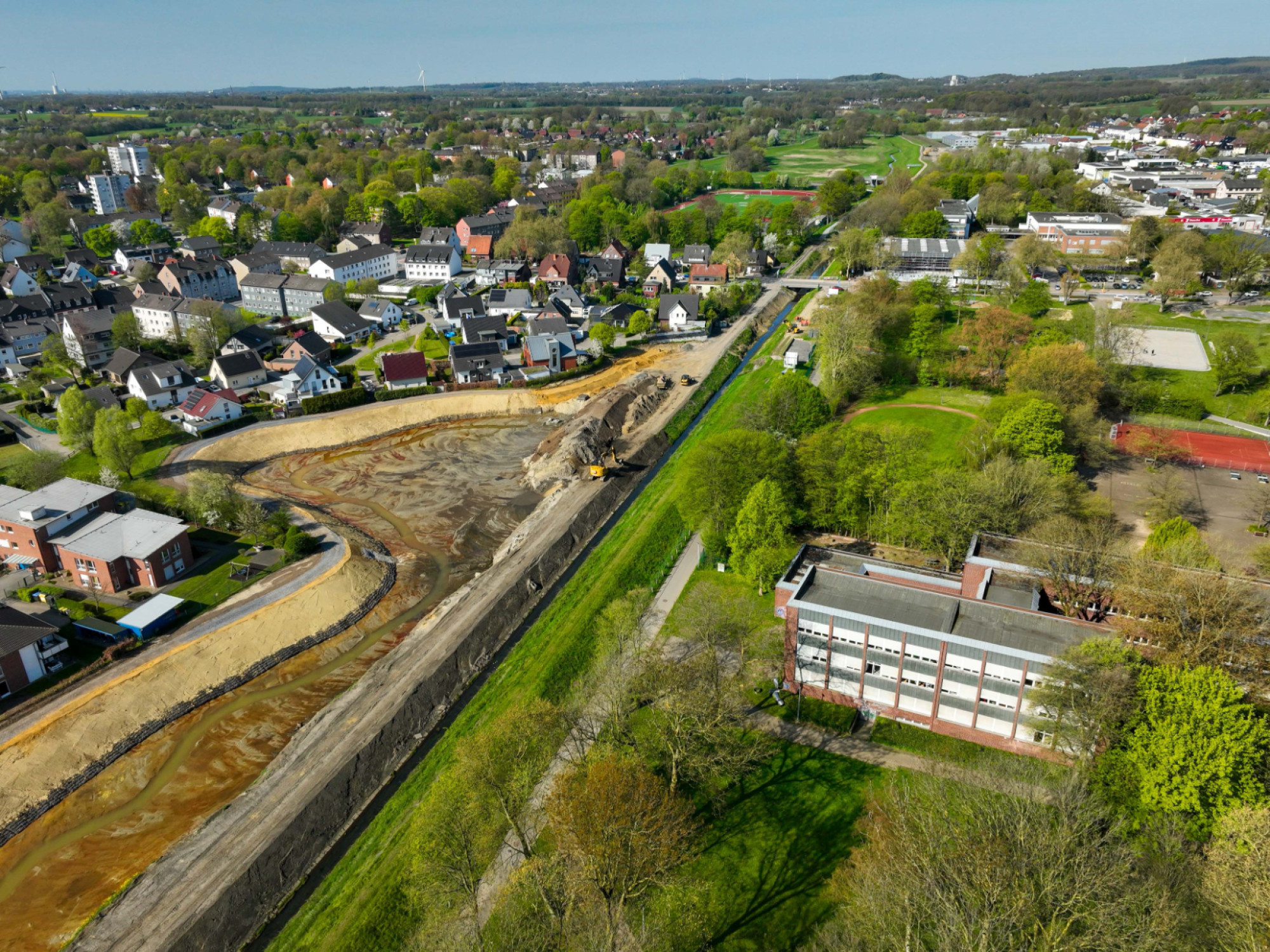 Bestens zu erkennen ist aus der Luftperspektive die Aufweitung des Dattelner Mühlenbachs im Bereich Hagemer Binsenweide. Hier modelliert der Lippeverband aktuell die neue naturnahe Trasse für das Gewässer.©  Rupert Oberhäuser/EGLV