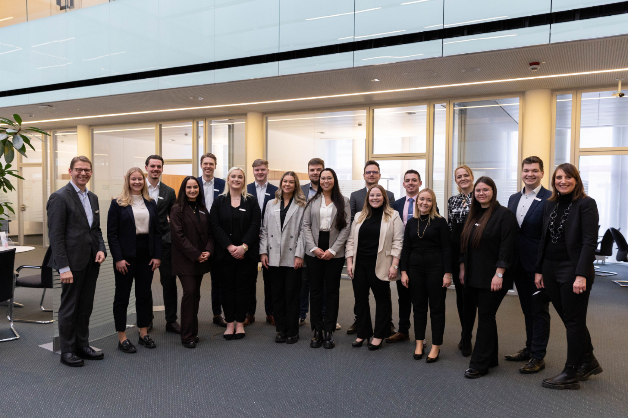 Die Auszubildenden der Sparkasse Vest – flankiert vom Vorstandsvorsitzenden Dr. Michael Schulte (links), Ausbildungsleiterin Birgit Gawlik (rechts), Verkaufstrainer Oliver Göttlich (2.v.r.) und Personalleiterin Silke Voß-Schulz (4.v.r.) 