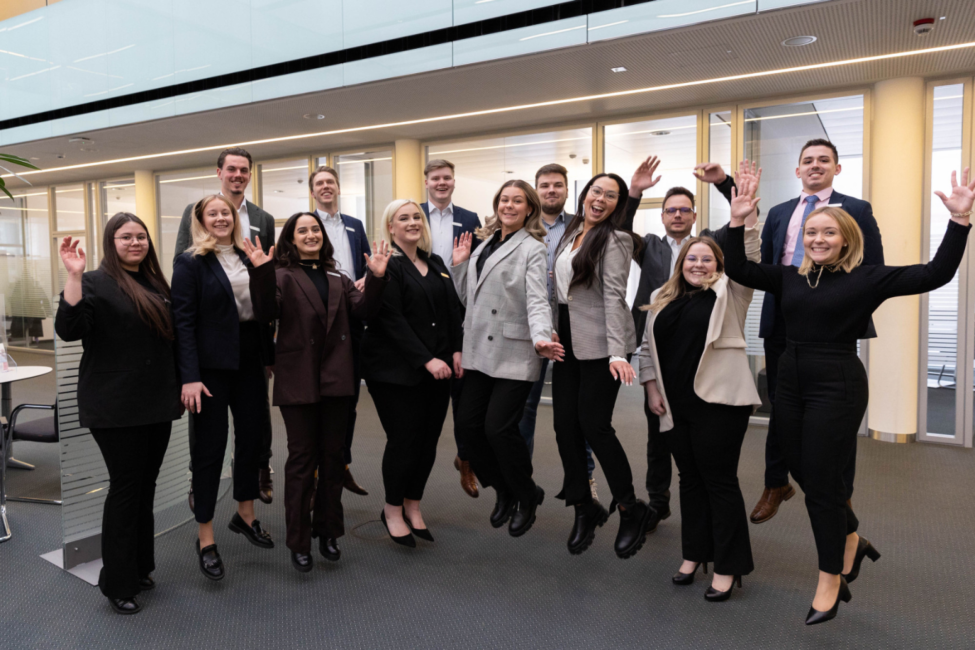 14 Auszubildende der Sparkasse Vest Recklinghausen haben ihre Prüfung zum Bankkaufmann oder zur Bankkauffrau bestanden. 13 von ihnen bleiben bei der Sparkasse Vest.  