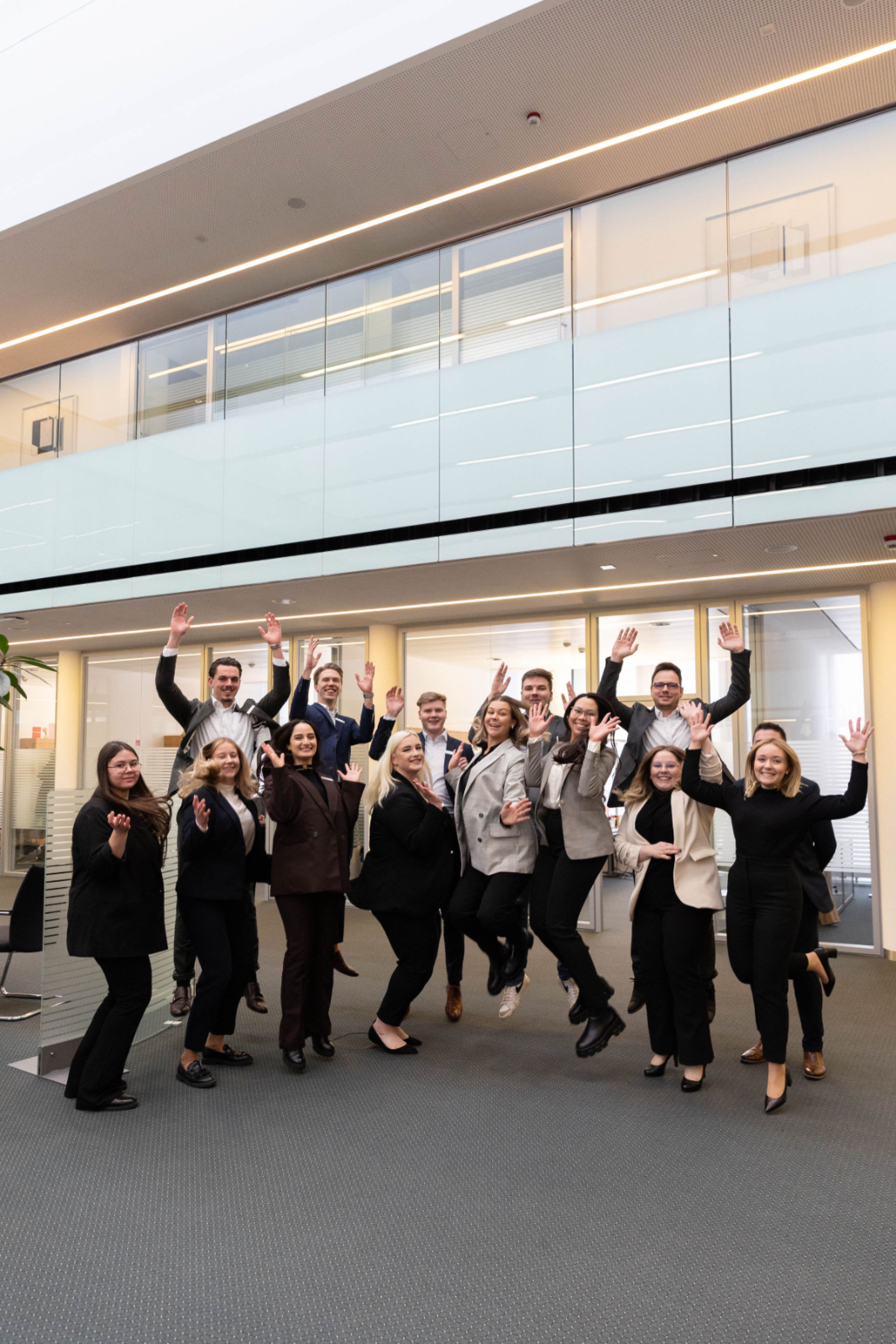 14 Auszubildende der Sparkasse Vest Recklinghausen haben ihre Prüfung zum Bankkaufmann oder zur Bankkauffrau bestanden. 13 von ihnen bleiben bei der Sparkasse Vest.  