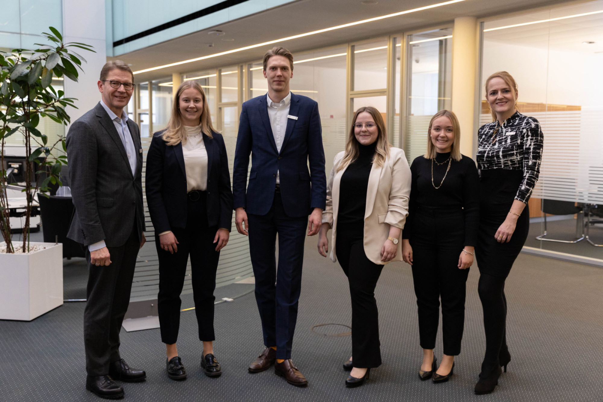 Anna-Lena Werning, Tristan Kruse, Madita Kellmann und Antonia Wichek (v.l.) arbeiten künftig in Recklinghausen. Dr. Michael Schulte (links) und Silke Voß-Schulz (rechts) gratulieren. 