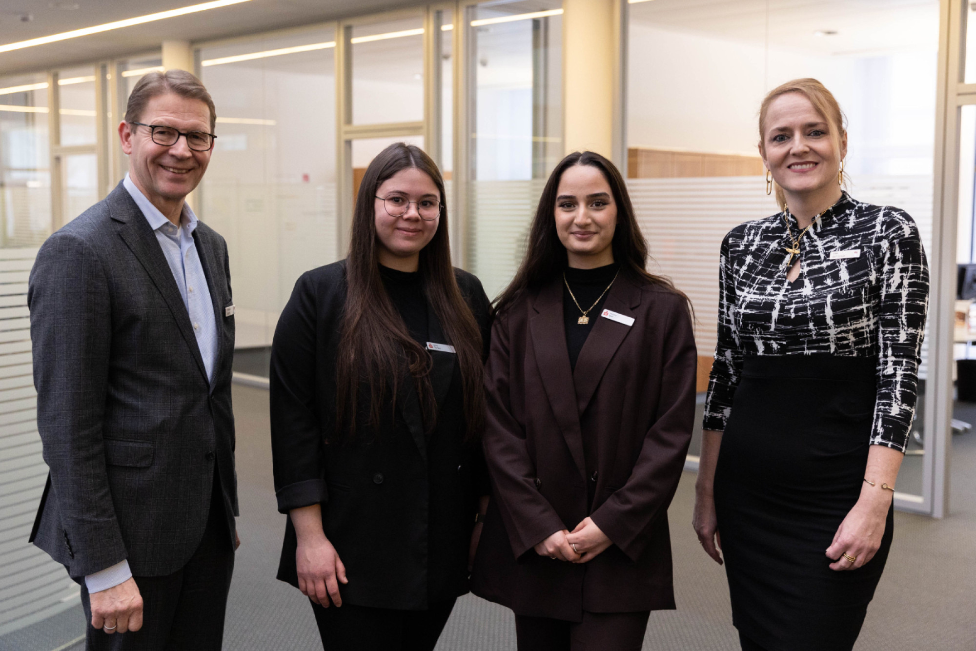 Dilara Turan (Mitte links) und Halima Yel (Mitte rechts) sind künftig in Marl im Einsatz. 